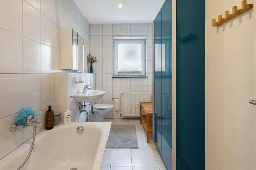 Bad mit Badewanne EG - 