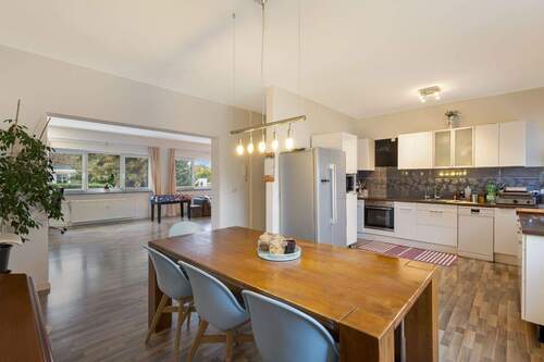 Küche EG - Wohnen und Investieren: Saniertes Mehrfamilienhaus in attraktiver Feldrandlage in SchwalbachTs.