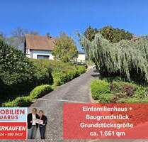 Separates Baugrundstück und freistehendes Einfamilienhaus mit Balkon, Garten, 2 Garagen, Keller in Ottweiler
