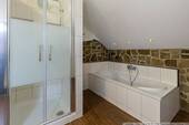 mit Dusche und Badewanne - 