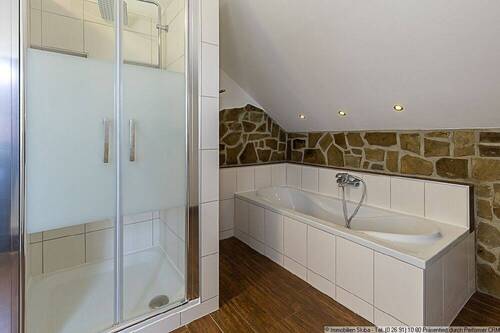 mit Dusche und Badewanne - 