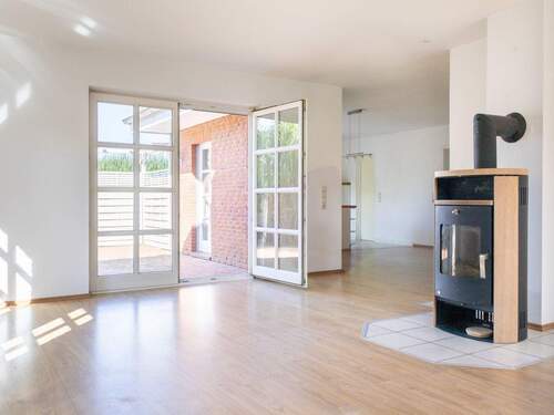 Wohnzimmer mit Kamin - 7 Zimmer Mehrfamilienhaus, Wohnhaus zum Kaufen in Wendtorf