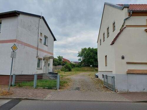 Zufahrt zum Grundstück (1) - Einfamilienhaus in Hecklingen zum Kaufen