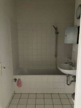 Badezimmer - Etagenwohnung mit 49,90 m&sup2; in Cottbus zur Miete