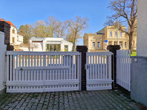 Blick auf gegenüberliegende Straßenseite - Mehrfamilienhaus, Wohnhaus mit 175,60 m² in Staßfurt zum Kaufen