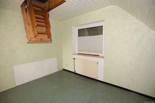 Zimmer rechts mit Bodentreppe - 