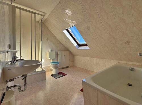 DG - Bad mit Dusche und Wanne - 