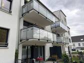 Hausansicht mit Balkon - 