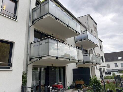Hausansicht mit Balkon - 