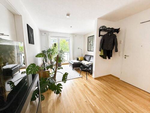 Wohnzimmer mit Zugang Balkon - Moderne provisionsfreie 2-Zimmer-Wohnung in Fürth im jungen Neubau