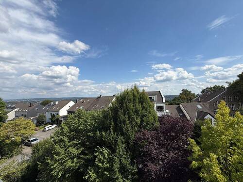 Weitblick - 83m², 3,5 Zimmer, Balkon mit Weitblick! Lichtdurchflutet, gepflegt, top Lage im 3. OG mit Aufzug