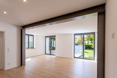 lichtdurchflutetes Wohnzimmer - 5 Zimmer Doppelhaushälfte zum Kaufen in Planegg