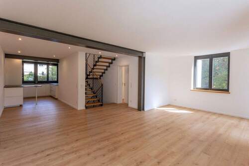 Wohnzimmer mit offener Küche - Doppelhaushälfte mit 134,30 m² in Planegg zum Kaufen
