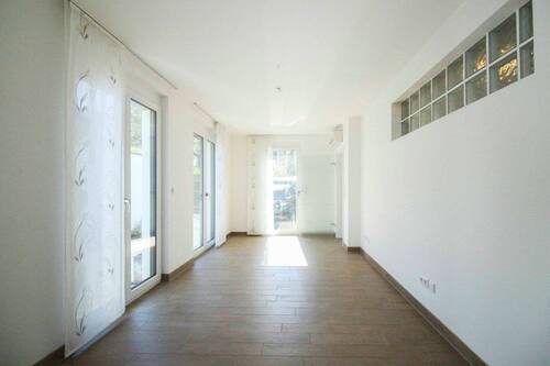Wohnzimmer (Neubau) - Einfamilienhaus mit 217,70 m² in Erkath zum Kaufen