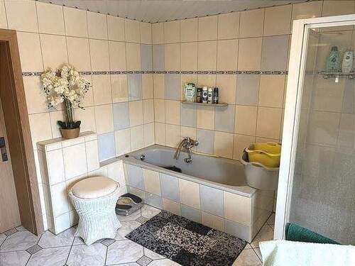 Bad mit Wanne und Dusche - 