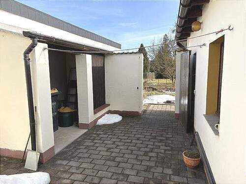 Nebengebäude und Zugang zum Garten - 