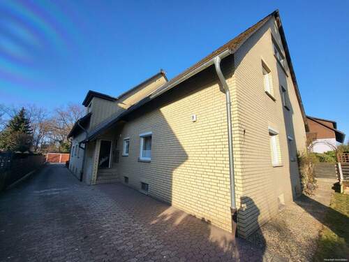 Außenansicht - Große 4 Zi.-Erdgeschosswohnung mit Garage in Gifhorn-Süd