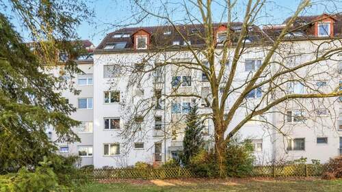 Außenansicht 1 - Helle 3-Zimmer-Dachgeschosswohnung mit Balkon, Carport und EBK in Heusenstamm