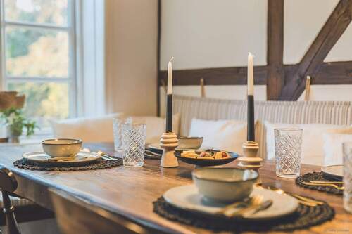 gemeinsames Essen in der schönen Küche - 