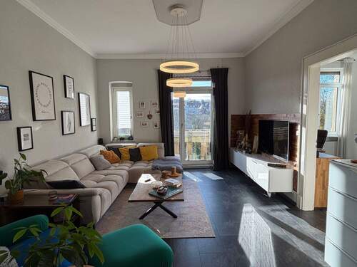 1-Wohnzimmer.jpeg - Zentrumsnah: Modernes Wohnen in charmantem Altbau mit zwei Balkone!