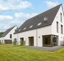 Bi-Senne: Moderne Neubau-Doppelhaushälfte (KfW-Effizienzhaus 55) mit Carport, Terrasse und Garten - Bielefeld