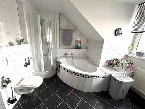 Tageslichtbad mit Dusche und Wanne - 