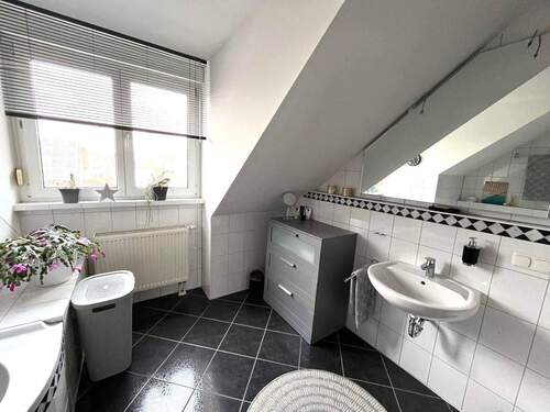 Tageslichtbad mit Dusche und Wanne - 