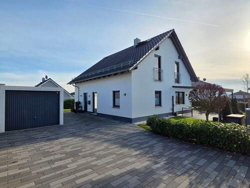 Gepflasterte Zufahrt mit Garage - 5 Zimmer Einfamilienhaus zum Kaufen in Lautertal