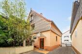 Ansicht Vorderhaus - 8 Zimmer Mehrfamilienhaus, Wohnhaus zum Kaufen in Oberhausen-Rheinhausen