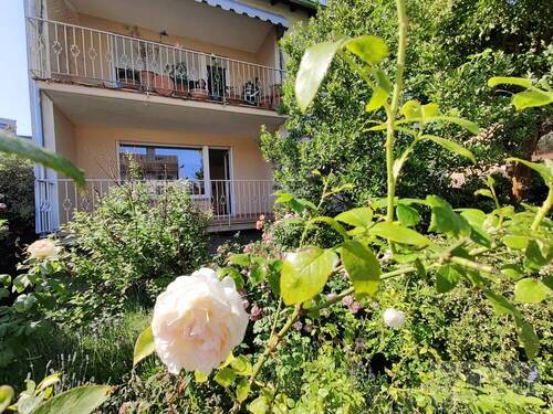 Hausfront mit zwei Balkonen - 