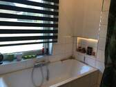 Wanne und Dusche im Hauptbad mit Fenster - 