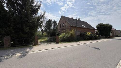 Straßenansicht mit Blick aufs Haus - 8 Zimmer Einfamilienhaus in Krauschwitz