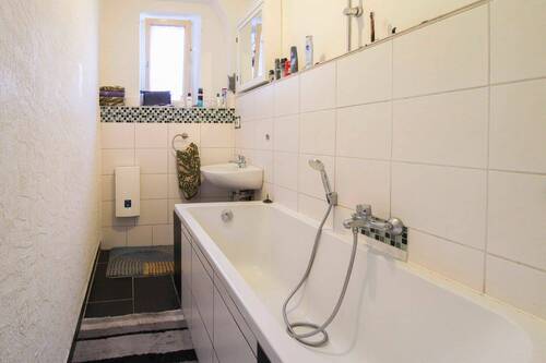 Badezimmer mit Badewanne - 