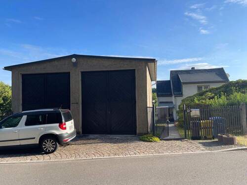 Garage - 6 Zimmer Einfamilienhaus zum Kaufen in Reinsdorf
