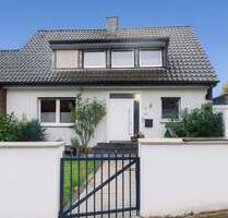 Freistehendes Einfamilienhaus in Meerbusch-Osterath mit Pool, Kamin und 2 Garagen