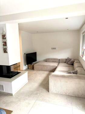 Wohnzimmer mit Kamin - Reihenendhaus mit 188,00 m&sup2; in Winnenden zum Kaufen