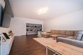 Wohnzimmer - Moderne 4-Zimmer-Wohnung mit Einbauküche und Garage in 91154 Rothaurach