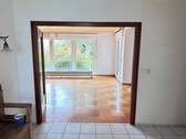 Helles Entrée mit Blick in den Garten - 