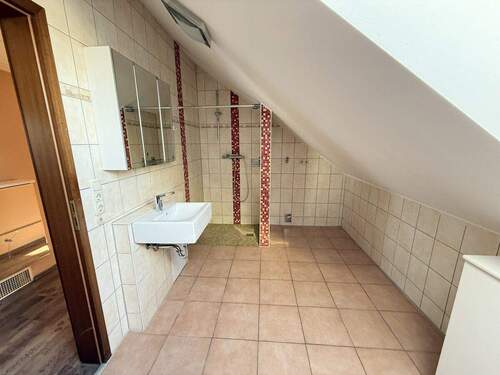 Bad mit Dusche und WM-Anschluß - 