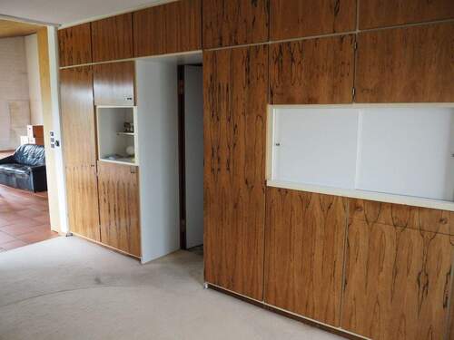 Esszimmer - Einbauschränke und Durchreiche zur Küche - 