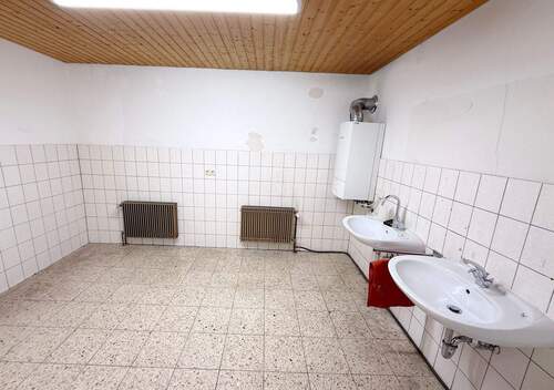 Hauptgebäude Gewerbe Waschraum - 