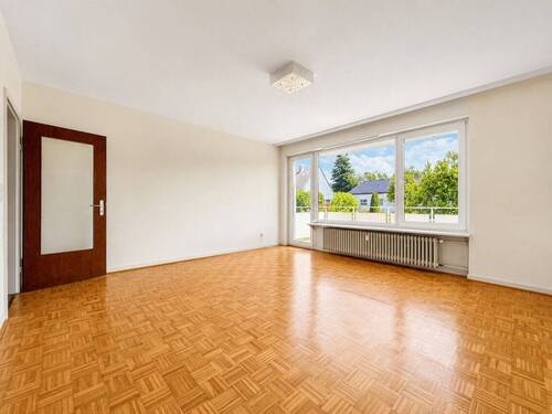Wohnzimmer mit Zugang zum Balkon - 3 Zimmer Etagenwohnung zum Kaufen in Wolfenbüttel