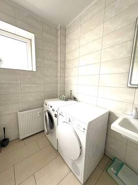 Badezimmer mit Anschluss für die Waschmaschine - 