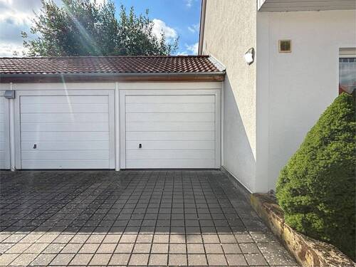 Garage mit elektrischem Tor und Bodenraum - 