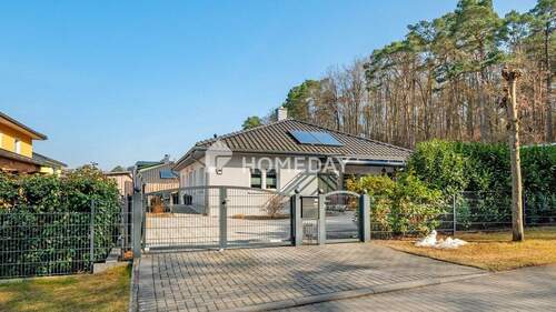 Außenansicht 1 - Attraktives Einfamilienhaus im Bungalowstil mit Terrasse, Wintergarten und viel Platz im Grünen