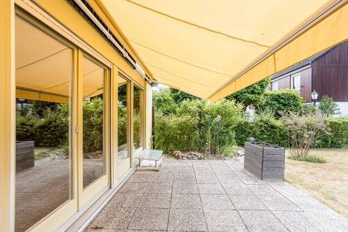 Südwest-Terrasse mit Markise - 5 Zimmer Reihenendhaus in Berlin