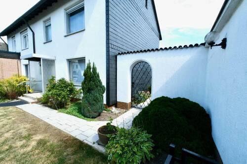 Zugang zum Garten - Doppelhaushälfte mit 98,00 m² in Köln zum Kaufen