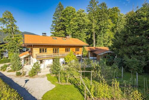 Haus mit Nebengebäuden am Wald - 1 Zimmer Einfamilienhaus in Rottach-Egern
