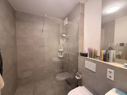 ...mit bodentiefer Dusche - 