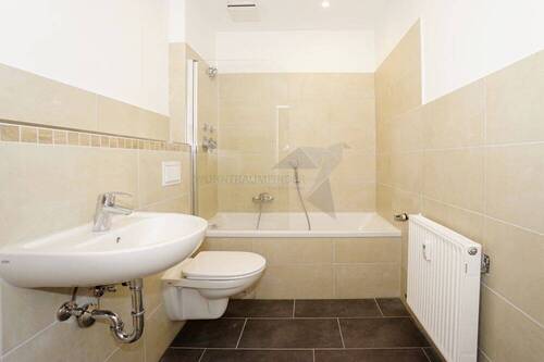 Badezimmer mit Wanne - 